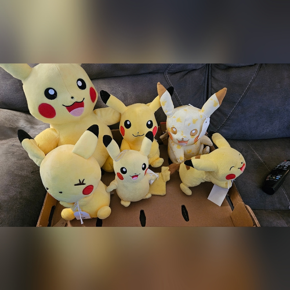 Pokémon - Giant Pikachu Plush Toy Bundle Lot